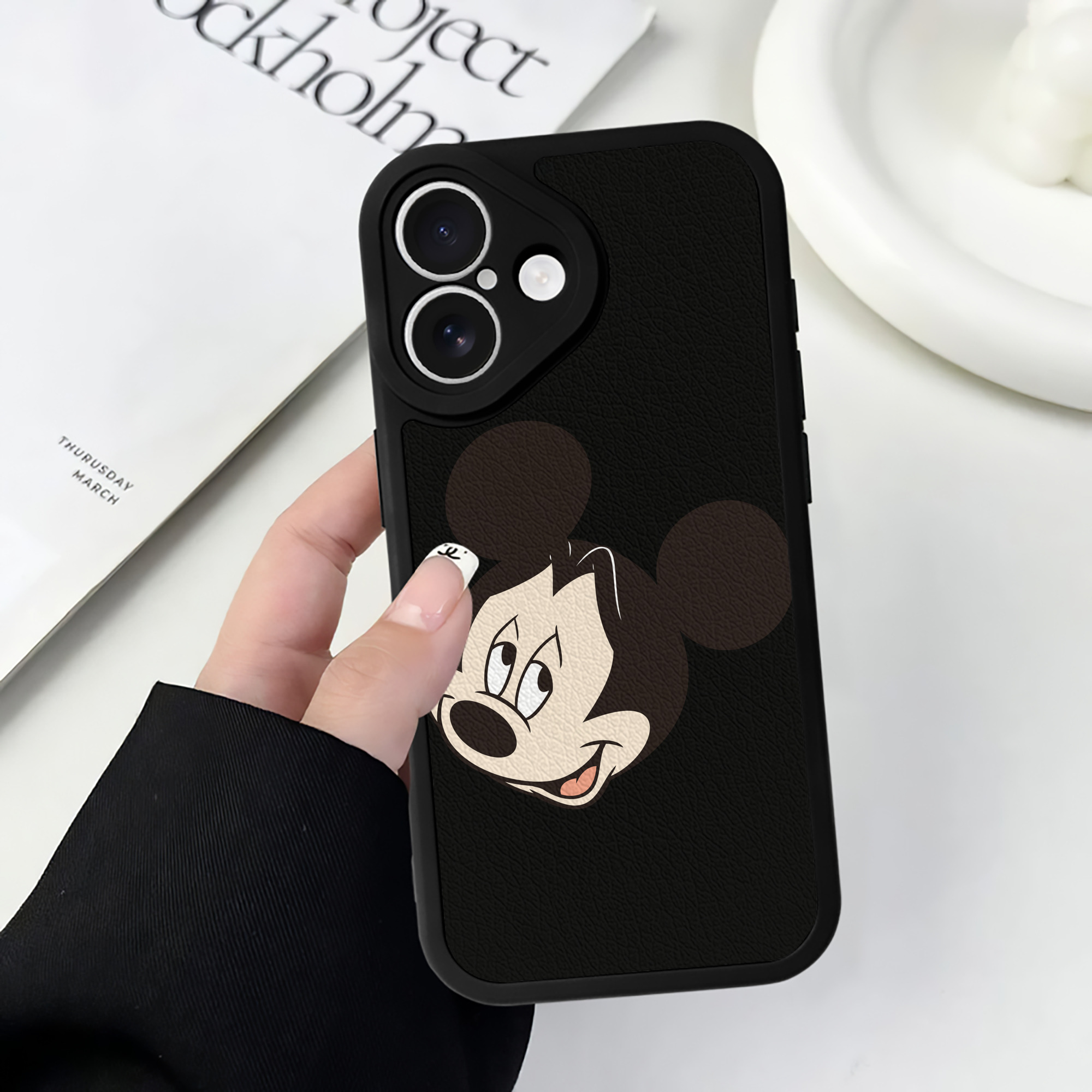 （画像用） ミッキーマウス Mickey Mouse 【iPhone 16シリーズ対応】シリコンスマホケース（レザー調） 材質：シリコン